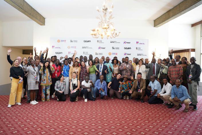 Gruppbild på en stor samling av PANAF-deltagare. 