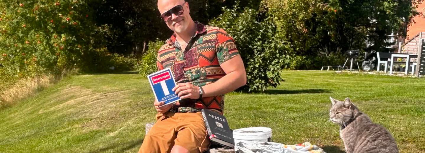 Tommy Bildström sitter på en mur.