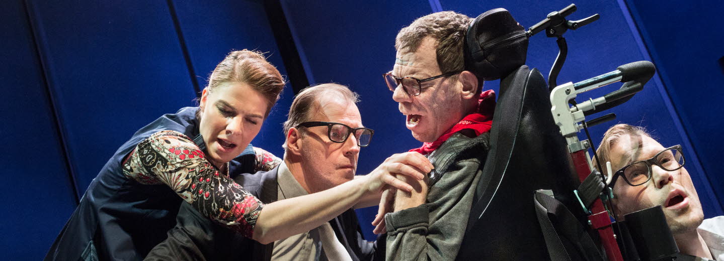 Fyra personer på en scen.