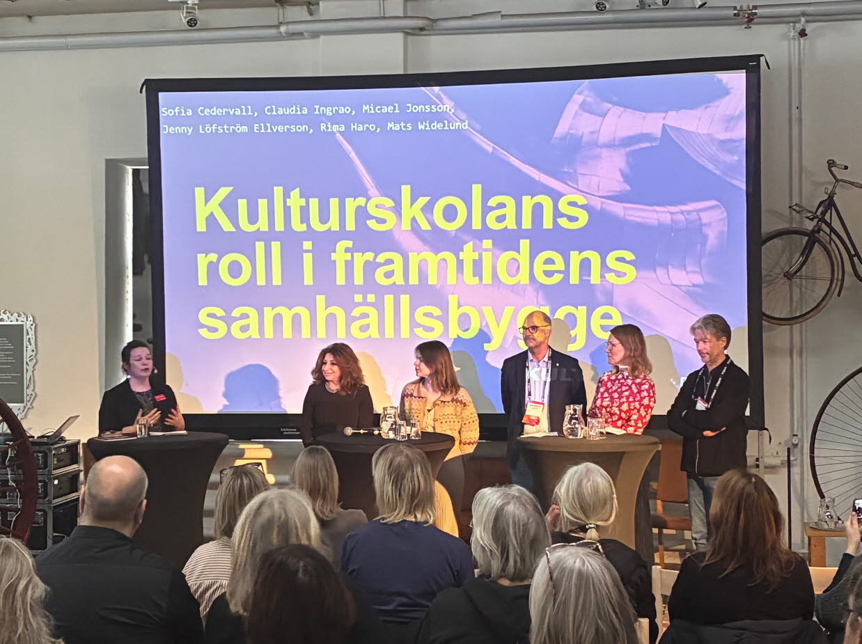 Stående panelsamtal inför publik.