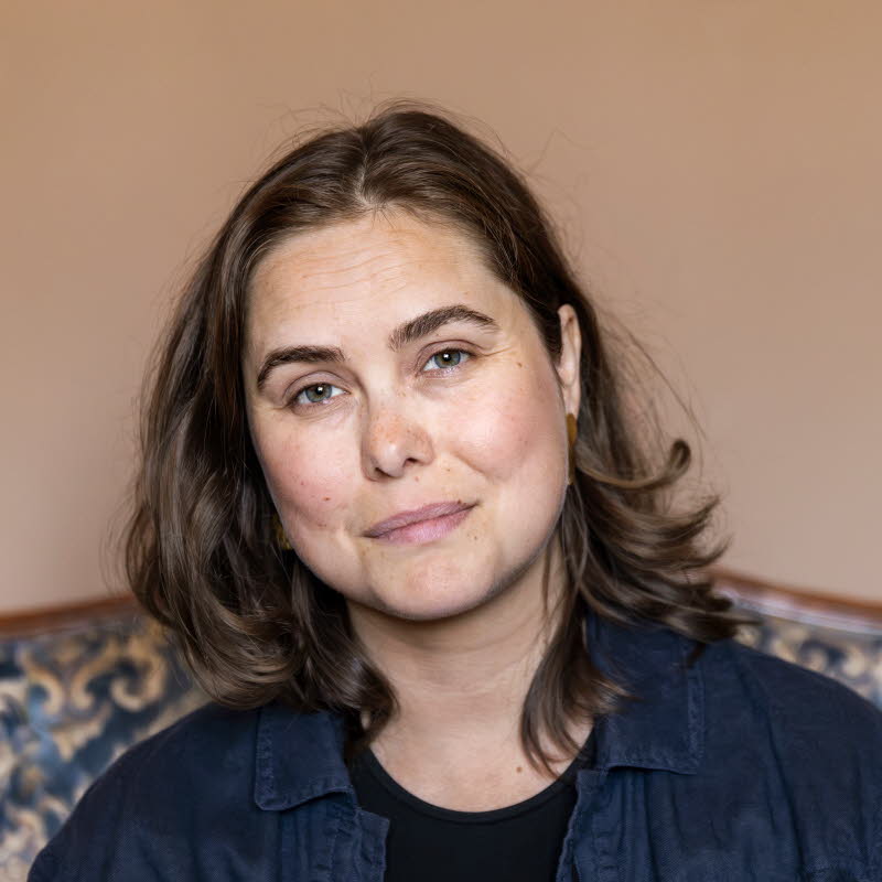 En person sitter i en soffa.