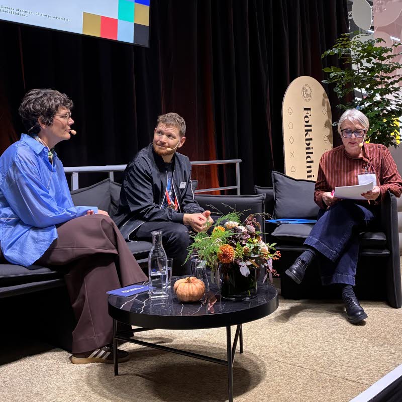 Paneldeltagarna på scen.