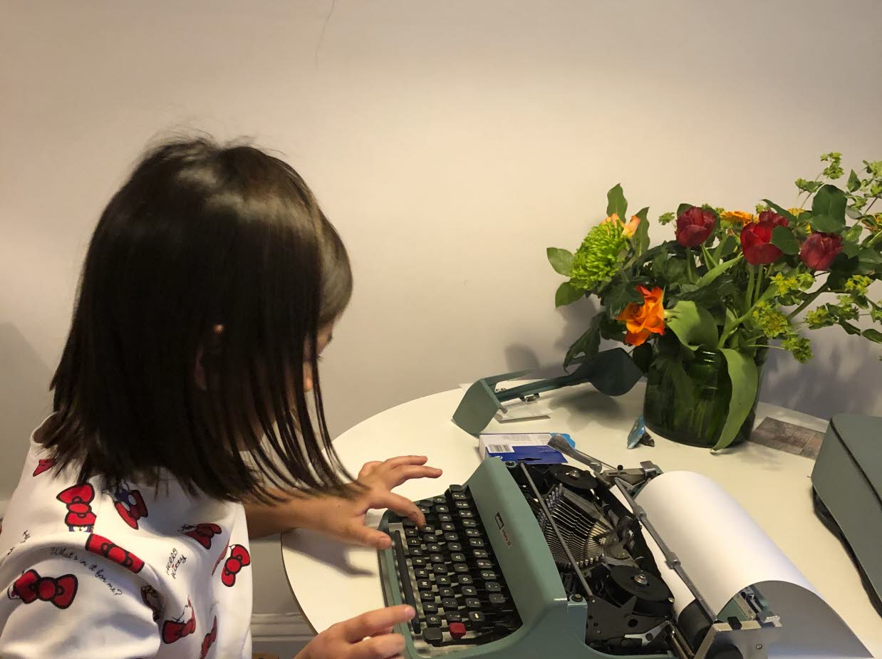 Ett barn skriver på en skrivmaskin