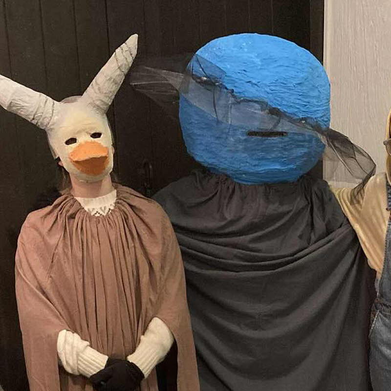 Fem undomar i masker och kostymer.