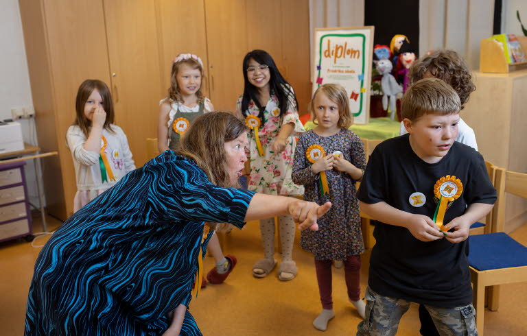 Vi väcker böcker tillsammans! Under prisutdelningen i Fredrika skola bjöds eleverna på en bokväckarstund med Anna Hällgren, Kulturrådet.