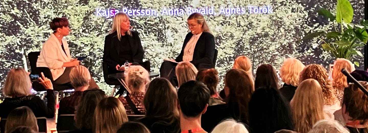 Tre kvinnor samtalar inför publik på Bokmässan.