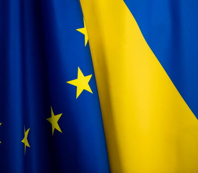 Delar av den ukrainska flaggan och EU-flaggan.