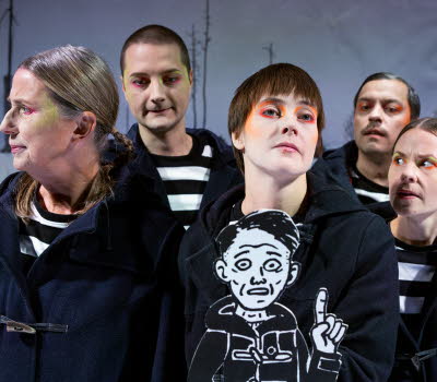 Fem skådespelare på scen.