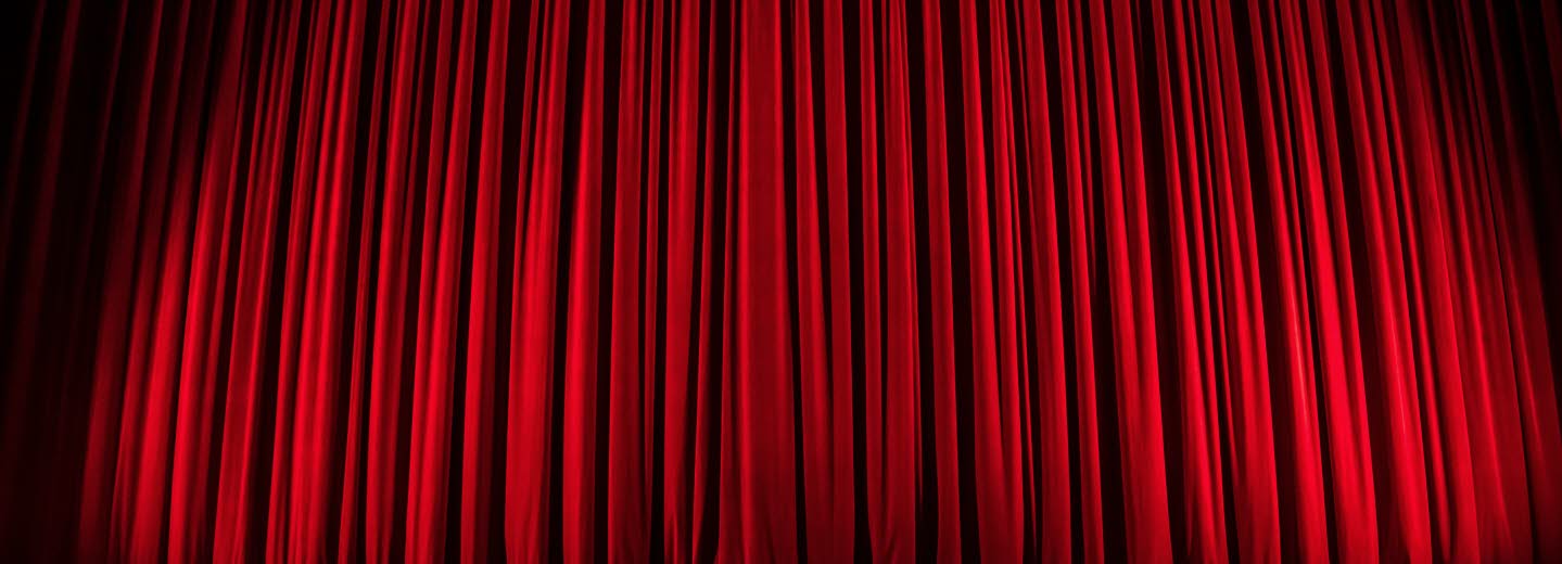 En dovt röd scenridå.