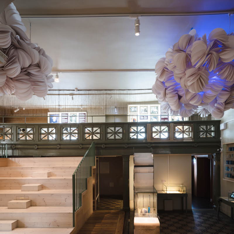 Interiör från Judiska museet med Icke-vetandets moln av Bea Szenfeld Foto Jean-Baptiste Beranger.jpg