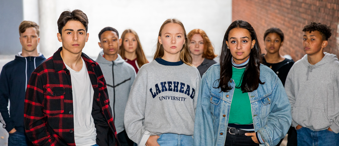 En grupp med nio ungdomar, blandat med pojkar och flickor.