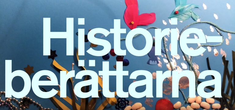 Vit text med Historieberättarna i bakgrunden en illustration av havsbotten med hjälp av bönor, tyg, fjädrar och papper