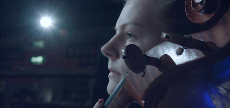 Flen Världsorkester är ett integrationsprojekt som använder musiken som verktyg och där alla får vara med. Filmen följer orkestern under en repetition.    