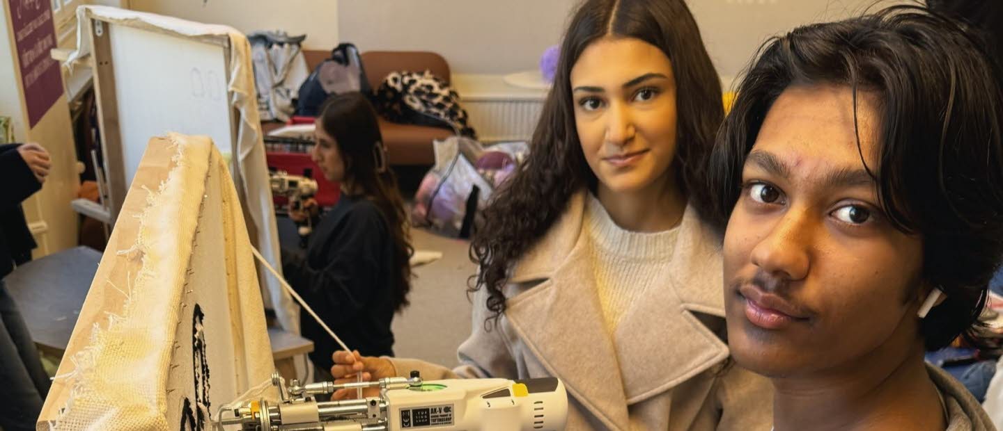 Tonåringar testar att använda tuftningspistol.