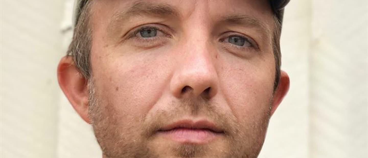 Porträttbild på Jon Klassen.