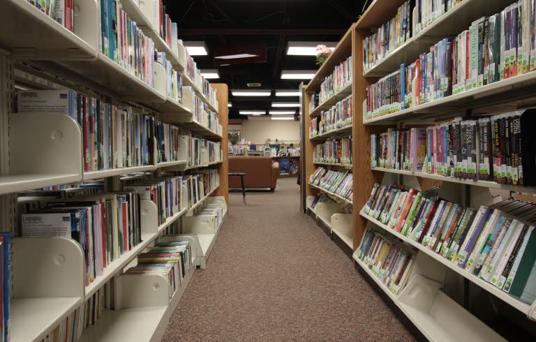 Bild från ett bibliotek, hyllor med böcker. 