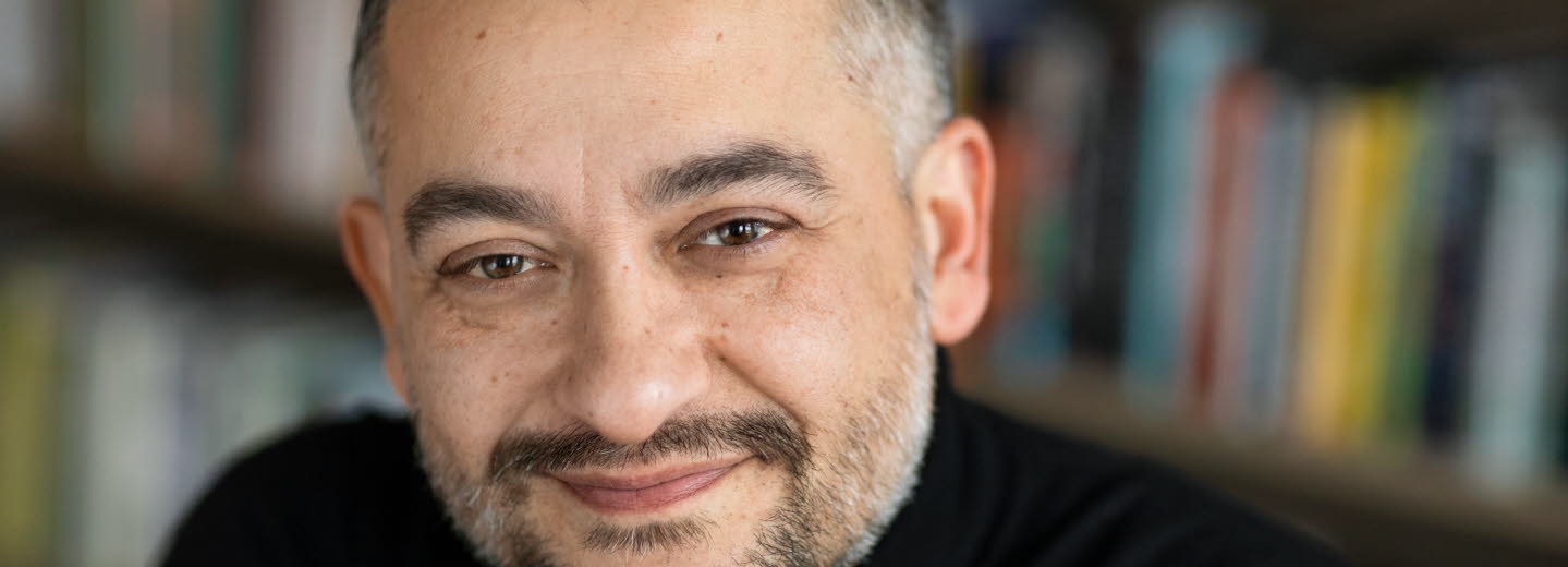 Närbild på Bagir Kwiek, läsambassadör 2019–2021. 