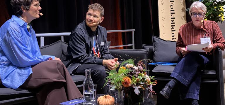 Paneldeltagarna på scen.