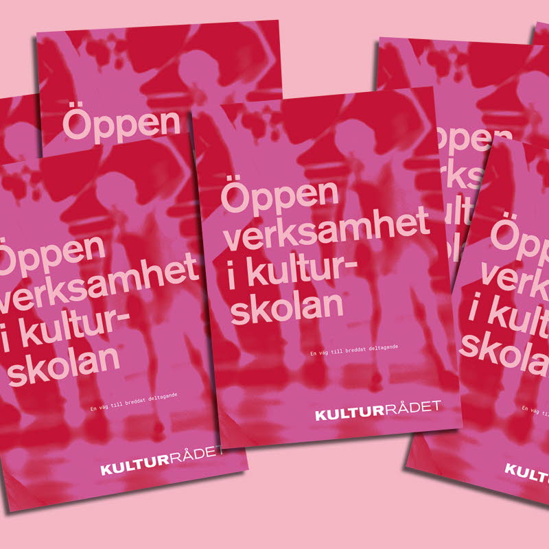 Flera exemplar av rapporten Öppen verksamhet i kulturskolan ligger på ett bort