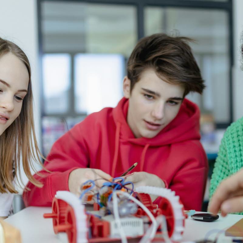 Ungdomar jobbar med elektronik och datorer.