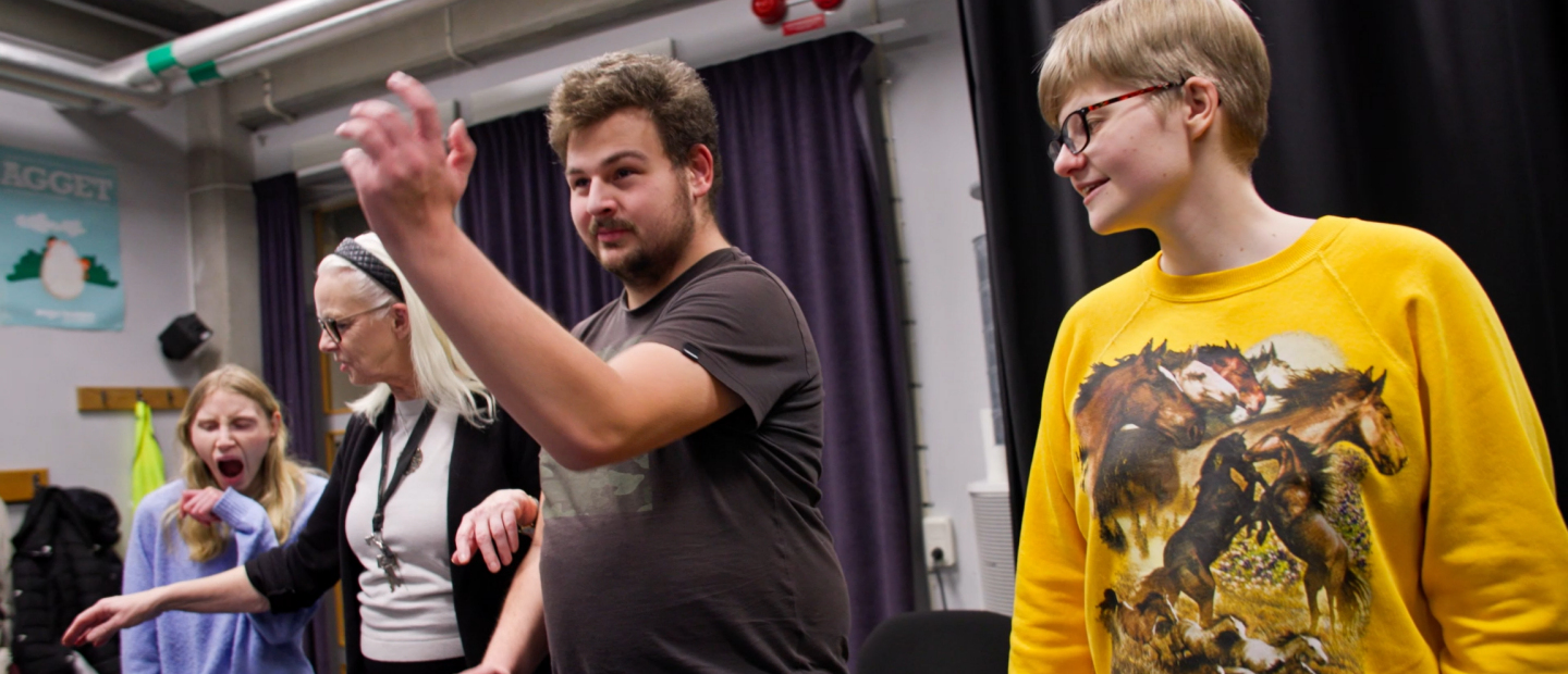 Benjamin med pedagog och vänner.