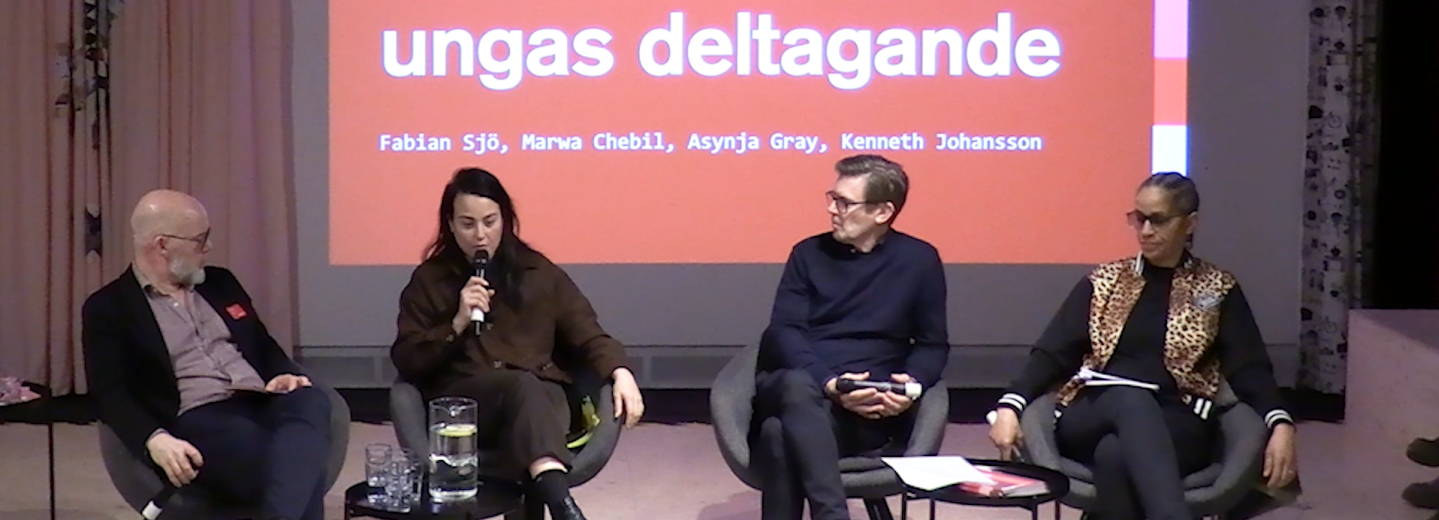 Fyra personer sitter och samtalar på en scen.