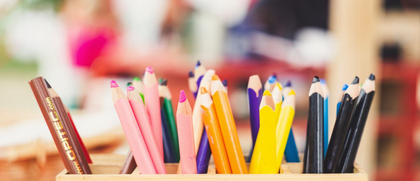 Närbild på ett pennställ innehållandes pennor för barn.