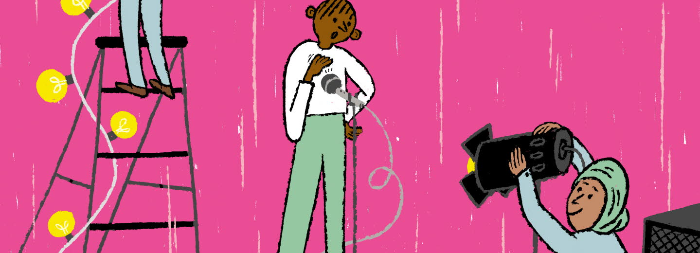 Illustration där flera barn förbereder en föreställning på en scen. De provar ljud, arbetar med ljuset. 