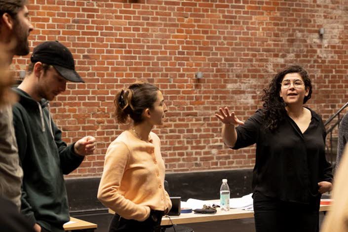 Farnaz Arbabi regisserar pjäsen BRINN. Foto: Jenny Baumgartner.