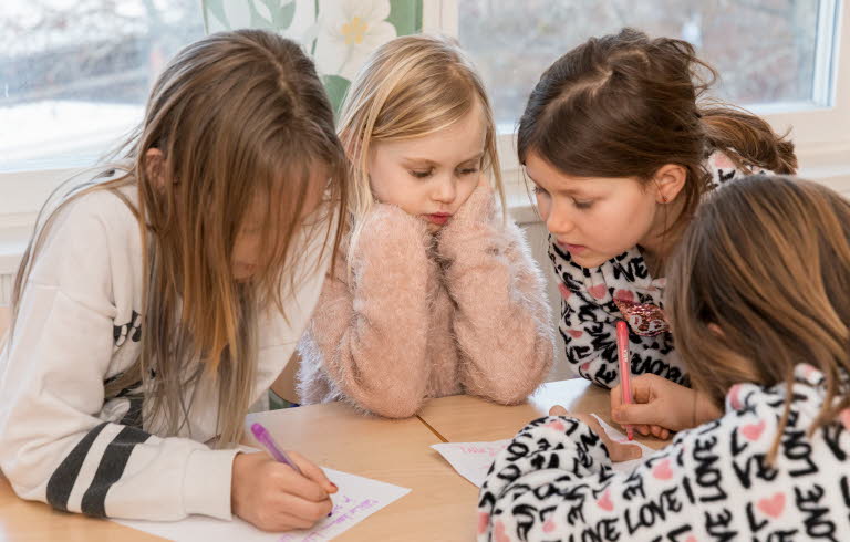 Tre unga tjejer studerar tillsammans. Foto: Susanne Kronholm.