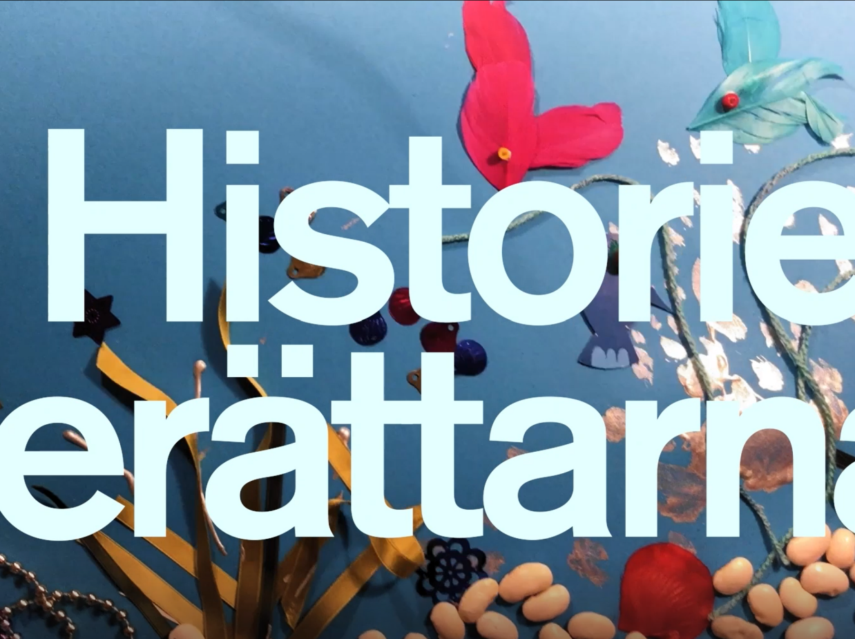 Vit text med Historieberättarna i bakgrunden en illustration av havsbotten med hjälp av bönor, tyg, fjädrar och papper