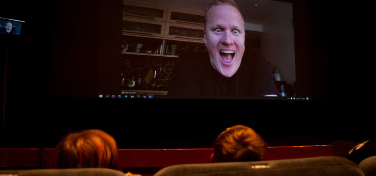 Biosalong där två barn tittar på en bioduk.