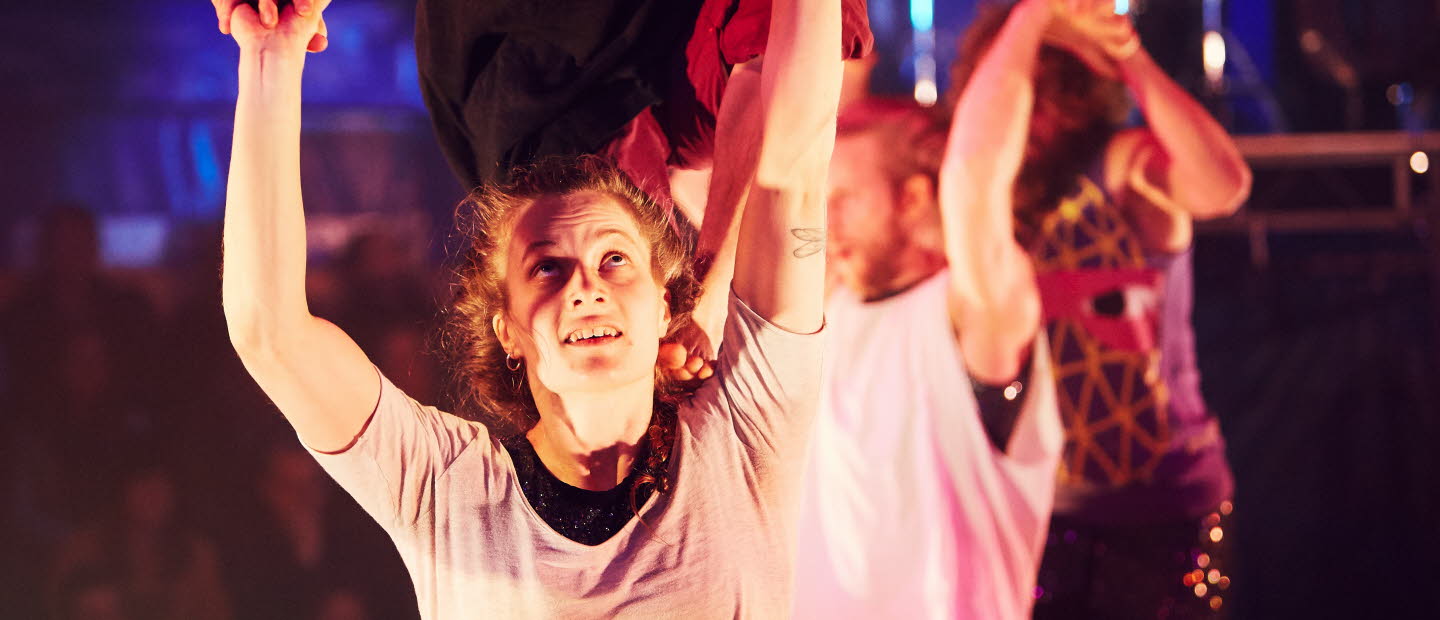 En grupp män och kvinnor som utför akrobatik.