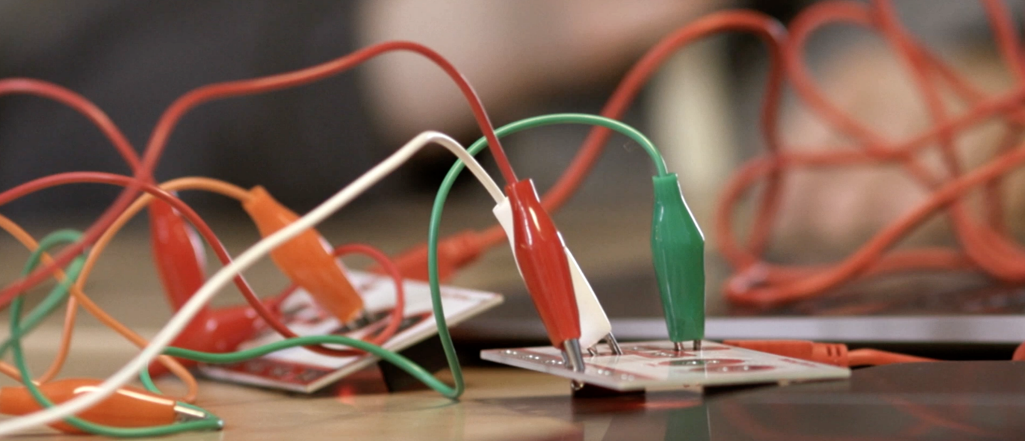 Elsladdar i olika färger som sitter inkopplade i eluttag.