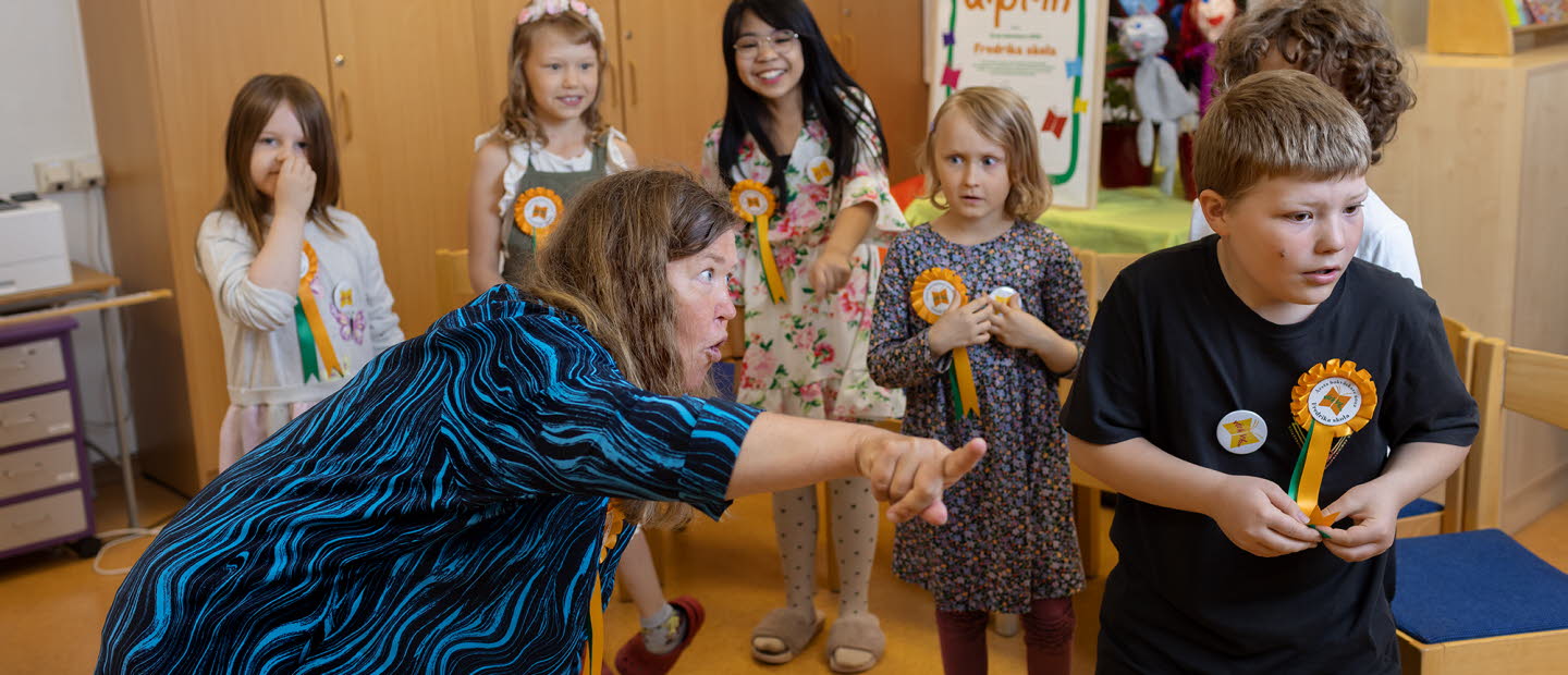 Vi väcker böcker tillsammans! Under prisutdelningen i Fredrika skola bjöds eleverna på en bokväckarstund med Anna Hällgren, Kulturrådet.