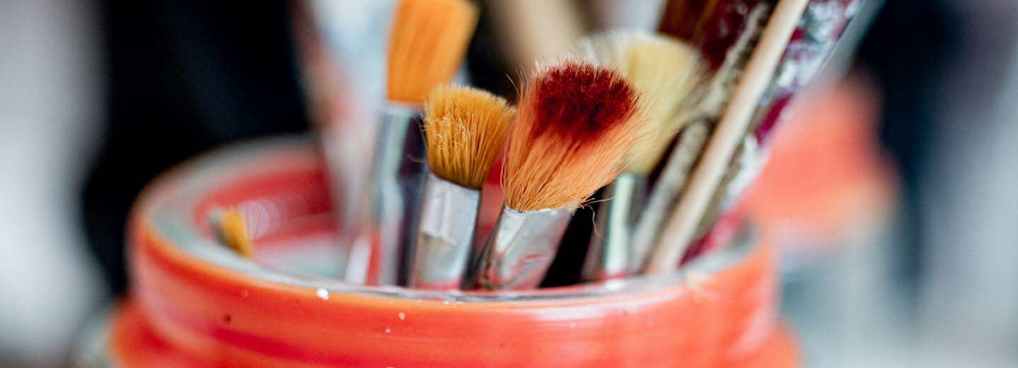 Penslar i en glasburk.
