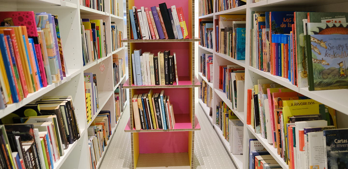 Färgglad hylla med "kulturrådsböcker".