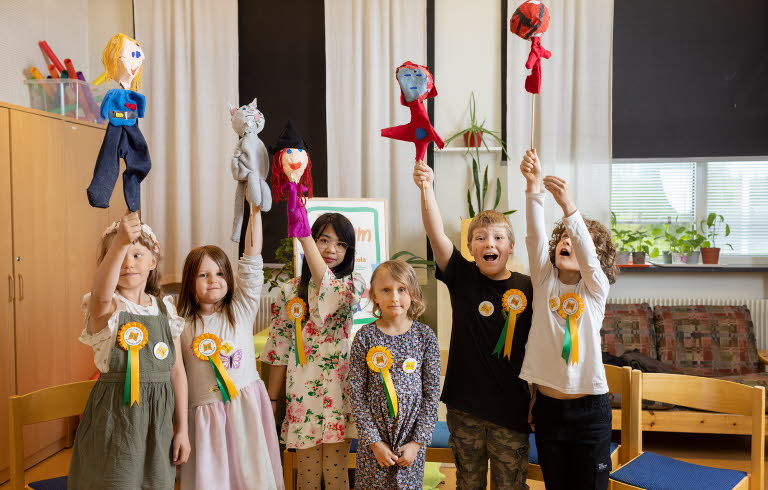 Glada bokväckare! Eleverna i Fredrika skola: Siri, Zelda, Nellie, Viola, Felix och Leo. Foto: Malin Grönborg.