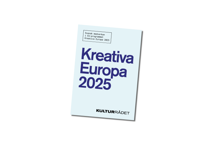 Årsrapport Kreativa Europa 2025, blå text på blå bakgrund.