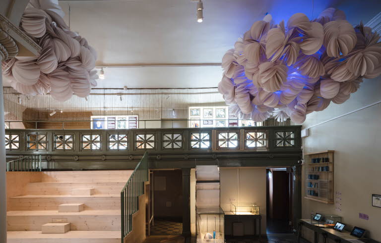 Interiör från Judiska museet med Icke-vetandets moln av Bea Szenfeld Foto Jean-Baptiste Beranger.jpg