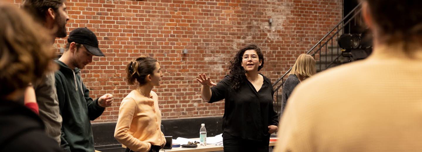 Farnaz Arbabi regisserar pjäsen BRINN. Foto: Jenny Baumgartner.