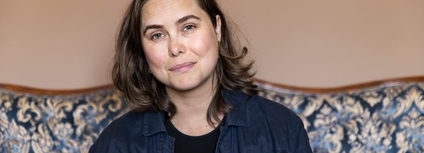 En person sitter i en soffa.